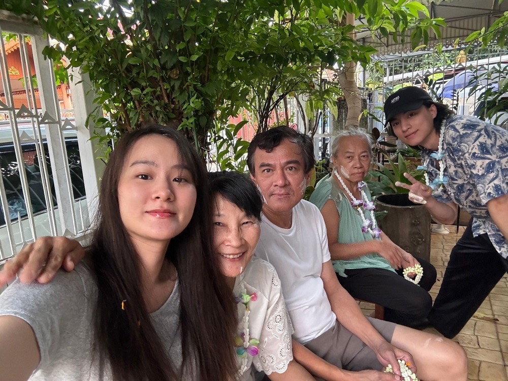 โมเม้นต์ครอบครัวสุดประทับใจ ของ “กลัฟ – คณาวุฒิ” ในวันปีใหม่ไทย