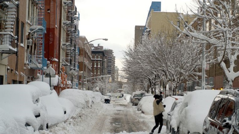 ชาวนิวยอร์กแห่ซื้อพลั่ว รับมือพายุหิมะถล่มหนัก
