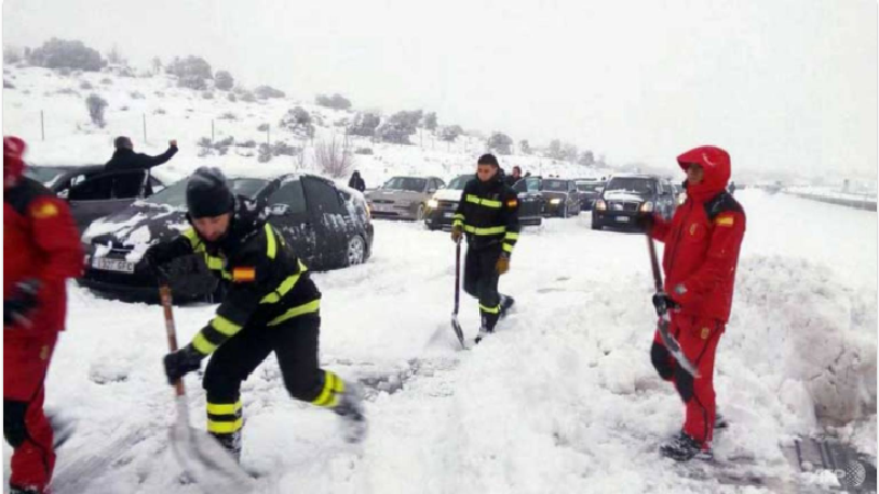 หิมะถล่มสเปน รถยนต์ 4,000 คันติดค้างอยู่บนถนน 