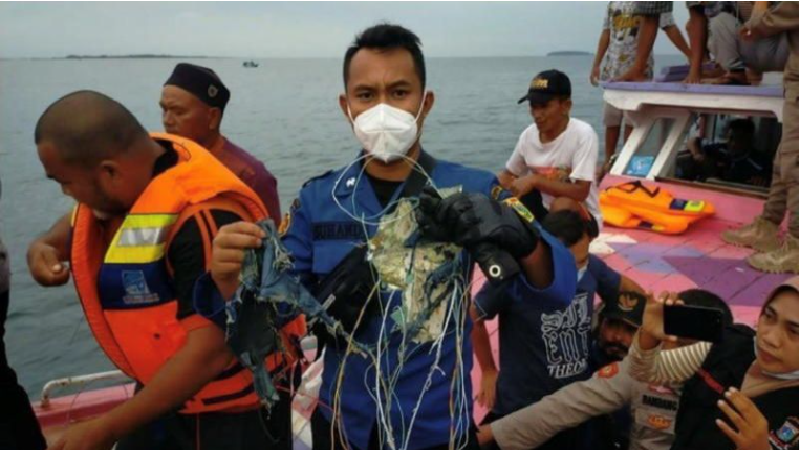 เครื่องบินอินโดนีเซีย ตกในทะเลพร้อมกับ 62 ชีวิต