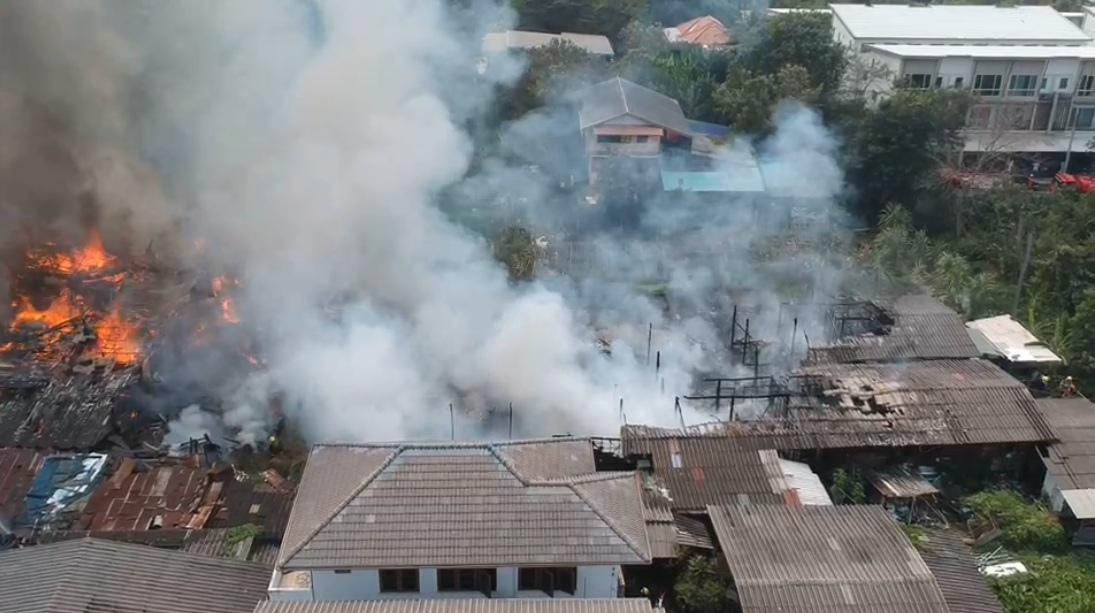 ไฟไหม้ชุมชนฝั่งท่าน้ำบางศรีเมืองวอดกว่า 24 หลังคาเรือน 