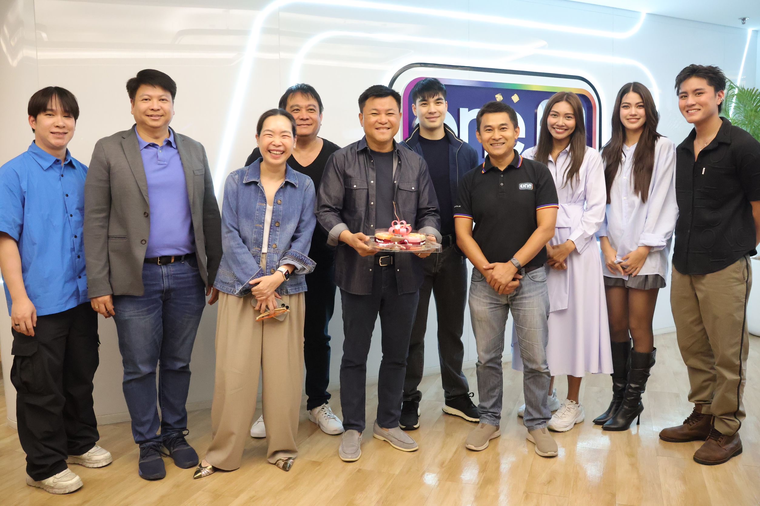 บิ๊กบอส “บอย ถกลเกียรติ” เป็นปลื้ม  ศิลปิน-พนักงาน ช่องone31 ร่วมใจยกเค้กอวยพร “วันเกิด”